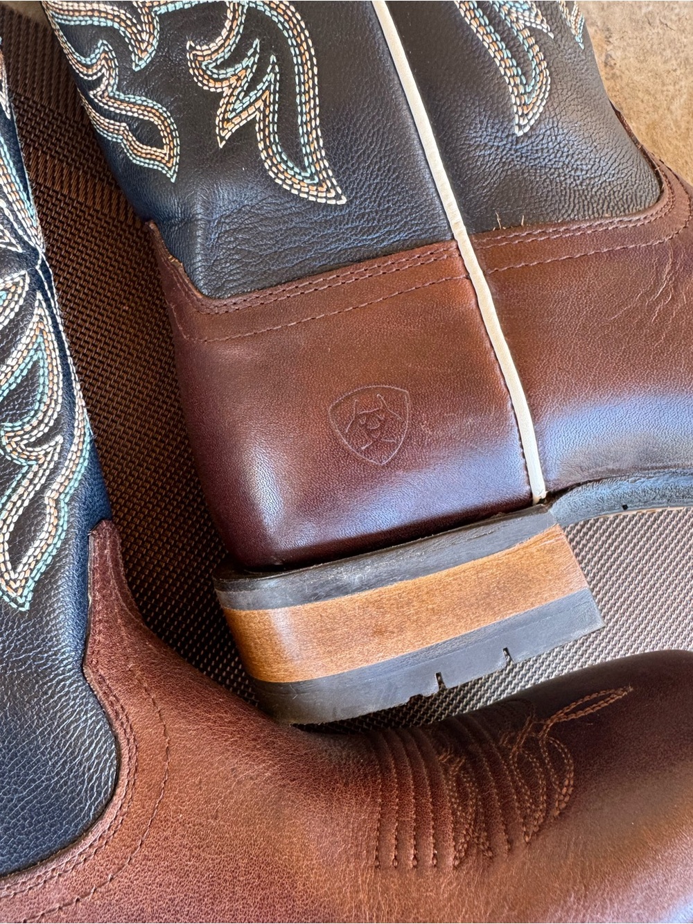 NWOT ARIAT WOMEN'S SHOWDOWN WESTERN BOOTS - BROAD SQUARE TOE - Picture 8 of 11
